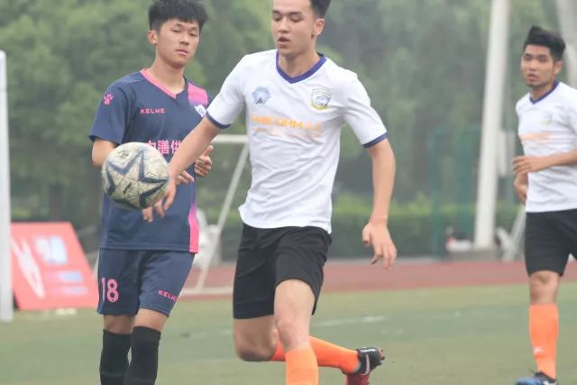 中国男足新星叶道鑫在西班牙联赛焕发光彩，单场戴帽引关注